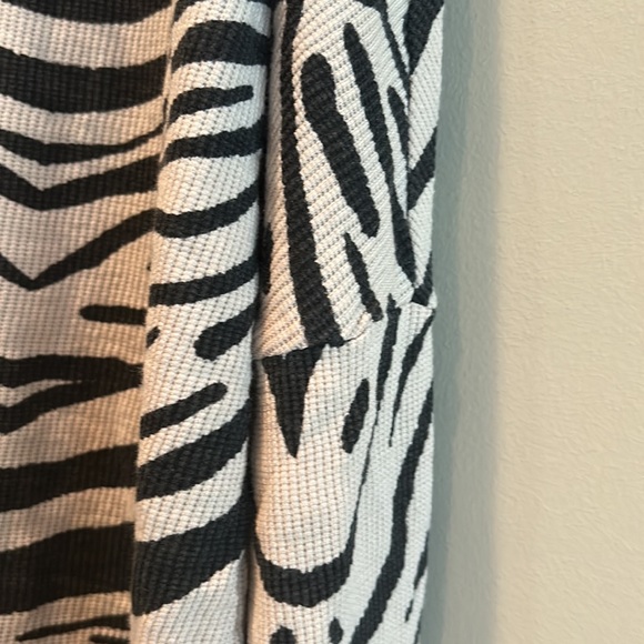NWOT, chaser, women’s thermal zebra pattern, long sleeve, dolman top, hi-low hem - Picture 2 of 5